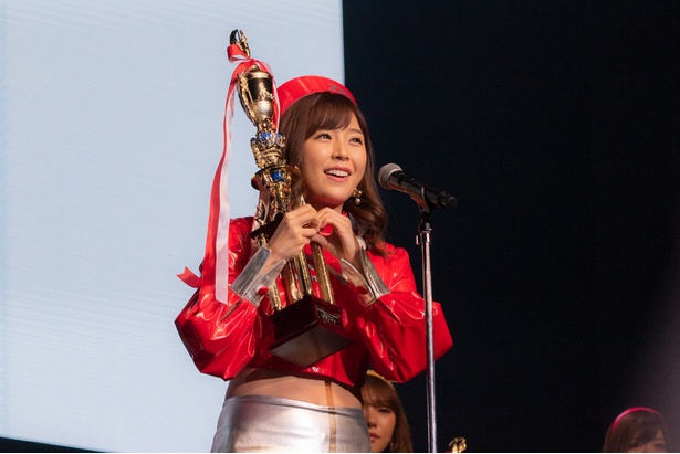手でハートマークを作る川村さん