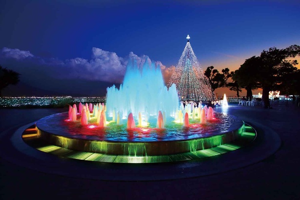 「ファンタジーガーデン」の七色に変わる噴水、優しいシアン＆ブルーカラーに包まれた高さ10mのメインツリー