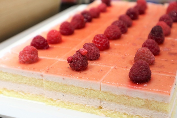 「ストロベリームースケーキ」はトッピングされたラズベリーが絶妙な逸品