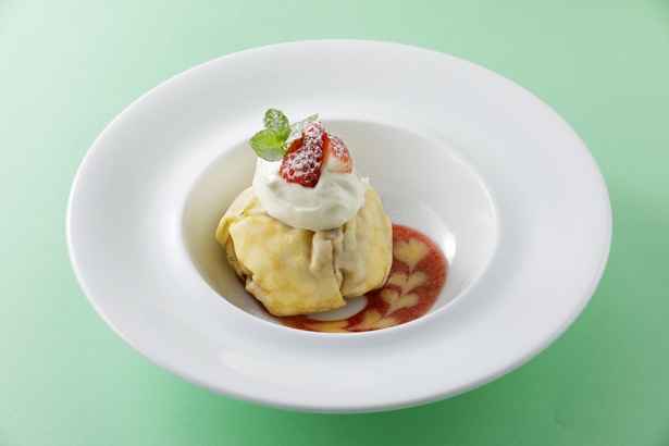 「クレスペッレ ～愛知県産いちごのショートケーキ風ドルチェ～」(税込 715円)は、愛知県産イチゴを使用したショートケーキをクレープ生地で包んだ1品 / バール・デルソーレ