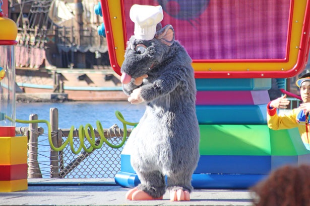 コック帽をかぶったネズミのレミー