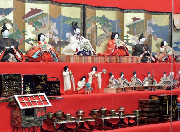 【写真を見る】第20回 佐賀城下ひなまつり / 鍋島家に代々伝わる由緒あるひな人形やひな道具が所狭しと並ぶ