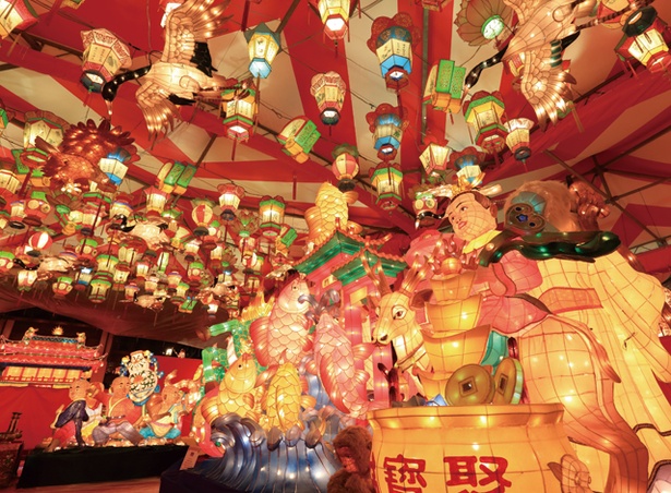 【写真を見る】長崎ランタンフェスティバル / 新地中華街に隣接する湊公園の様子。高さ約10mの巨大なオブジェを筆頭に、煌びやかな装飾で魅了する