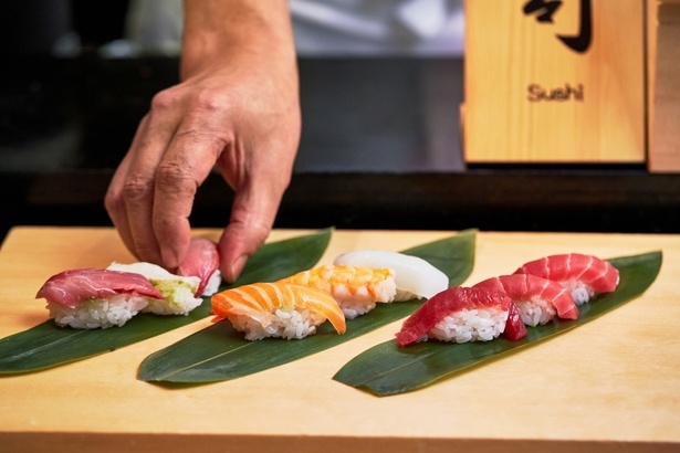 職人が目の前で握る寿司も楽しめる