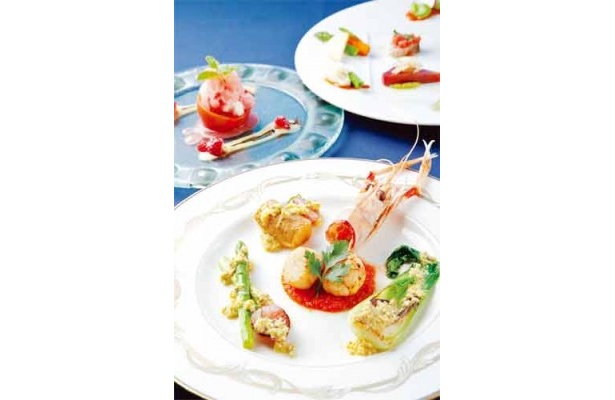 ディナーコース9240円。前菜2皿、パスタ、魚料理、お口直し、肉料理、ドルチェの全7品。お手ごろに食べられるランチコース2887円もあり