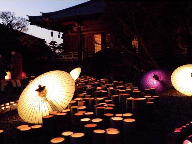 和傘や竹を使った灯りのオブジェが並ぶ冬の風物詩 / 山鹿灯籠浪漫・百華百彩