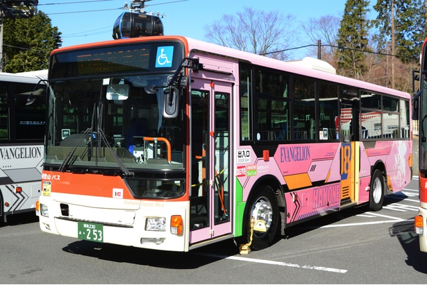 箱根登山バス(エヴァンゲリオン8号機バージョン)