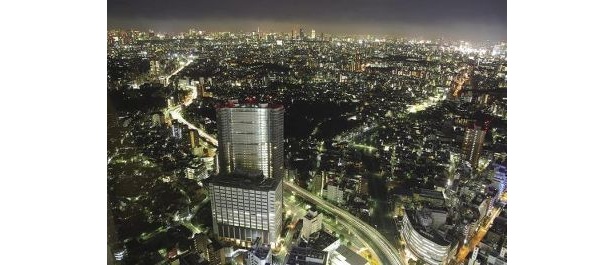 サンシャイン60展望台から見える夜景。カウントダウンも盛り上がる
