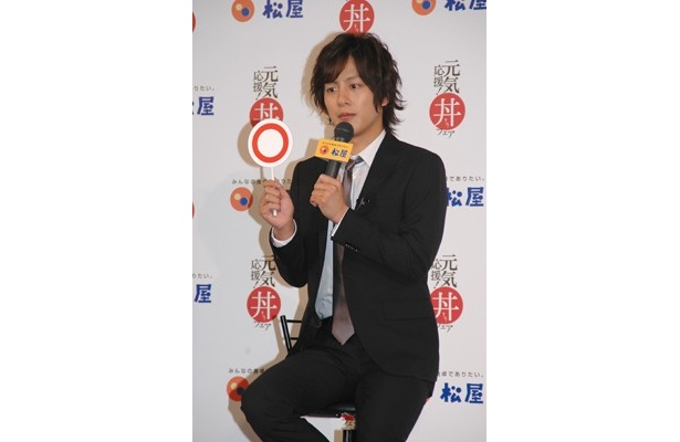 司会者からの質問に○×で答える溝端さん