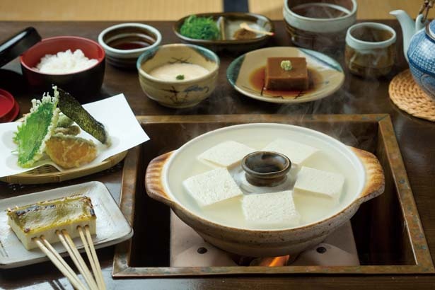 昔どうふ一通り(4000円)。大豆の旨味が濃厚な湯豆腐(写真は2人前)、木の芽田楽、とろろ汁、ごま豆腐、精進天ぷらなど/総本家ゆどうふ 奥丹清水