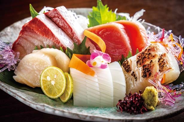 その日一番おいしい旬の魚介類を肉厚にスライスした造り盛合せ5種(1680円)は、食べ応え満点/旬菜鮮魚 さんじ