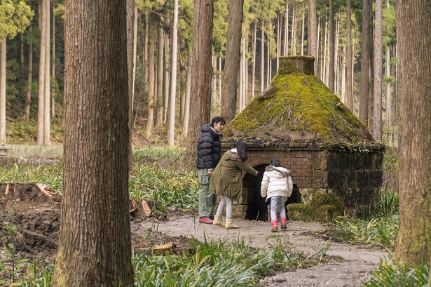コケに覆われた炉跡を間近で見学。「100年前のものがこんなにキレイに残ってるんだね」