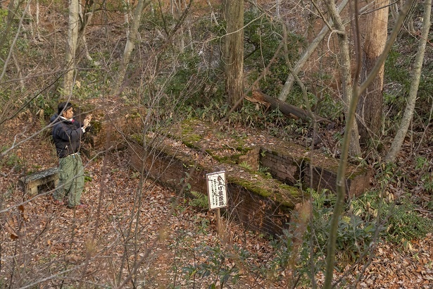 山頂にある巻き上げ装置跡などを見て、ふたりにその姿を見せたいと写真をパチリ