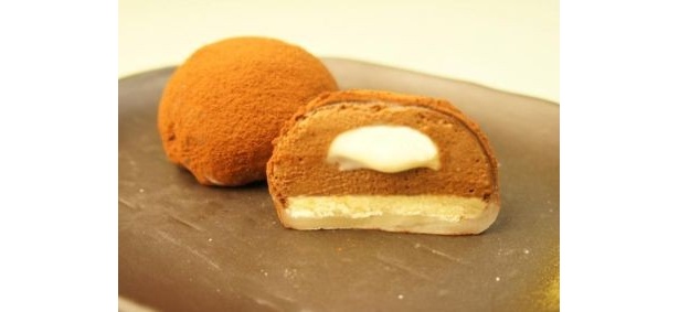 濃厚なホワイトチョコソースがとろ～りと溶け出す「チョコレートケーキ大福」