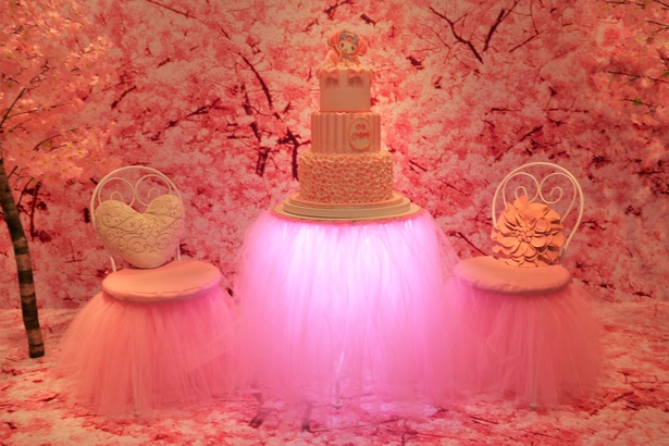 てっぺんにはマイメロディのアイシングケーキが飾られたシュガーケーキをセンターに写真を撮ってもよさそうだ