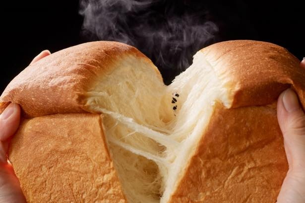 【写真】焼きたての食パンを割ると、中はモッチリふわふわ