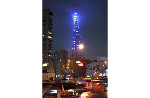 5月11日(水)、雨の中で震災後初のライトアップが行われた東京タワー