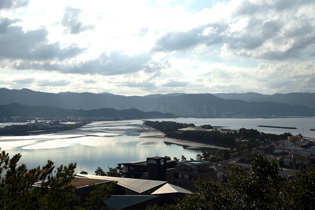 奠供山(てんぐやま)山頂からの景色。かつては右側の砂洲がもっと手前側に続き、のどかな干潟の風景が広がっていたという