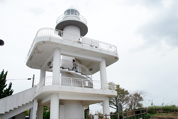 斜面を登り少し歩けば雑賀埼灯台に。ここは夕日の名所でもある