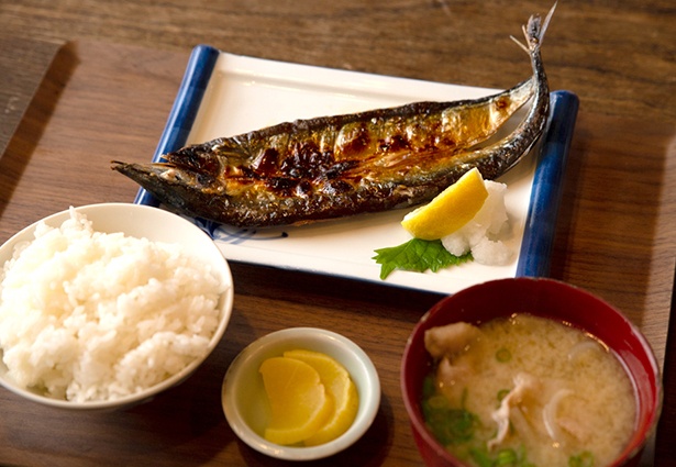 wakaya津屋(わかやつや)のさんま定食。この地方特産の「灰干しさんま」といわれるサンマの干物を味わえる
