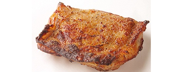 モモ一枚肉を炭火で丁寧に焼き上げることでうま味をギュッと閉じ込めている