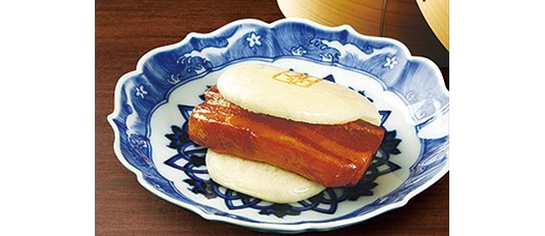 九州で人気を集める、岩崎本舗の「大とろ角煮まん」(399円※1日100個限定/玉川高島屋)