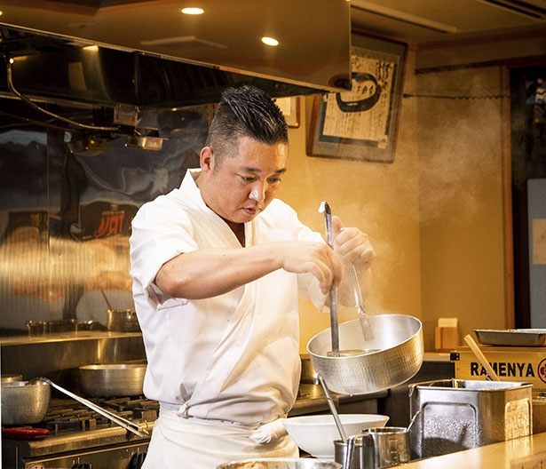 真摯にラーメン作りを行う飯田店主