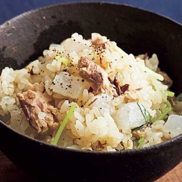調味料はしょうゆだけ。缶汁がいいだしになります。ひとふりのこしょうをアクセントに