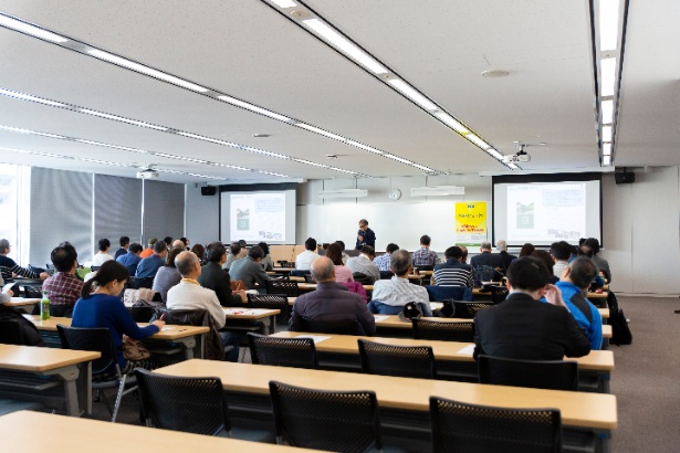 前回の講座(2019年12月開催、テーマは「横浜・港北ニュータウン」)の風景。港北ニュータウンの成り立ちや現況などさまざまなエピソードが語られ、受講者たちも興味が尽きない様子だった