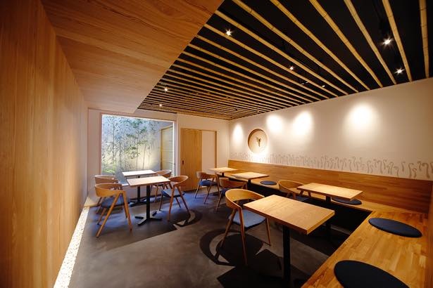 あたたかみのある店内で本わらび餅を味わえる