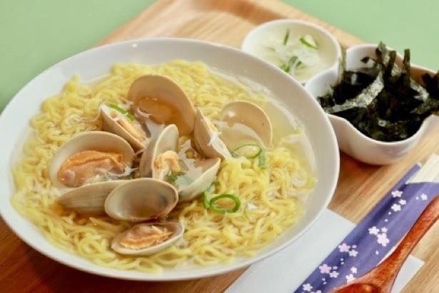 館内のカフェでは東京湾のホンビノスガイを使った「谷津干潟らーめん」などを食べることができる