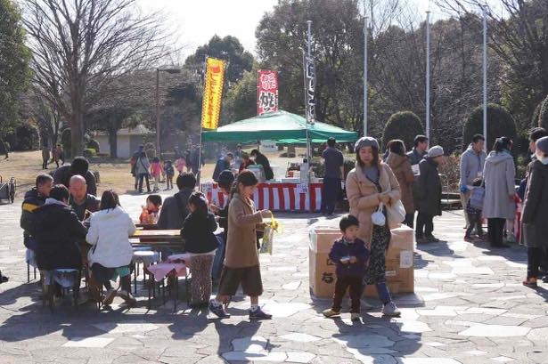 地元の飲食店や福祉施設などによる飲食ブース