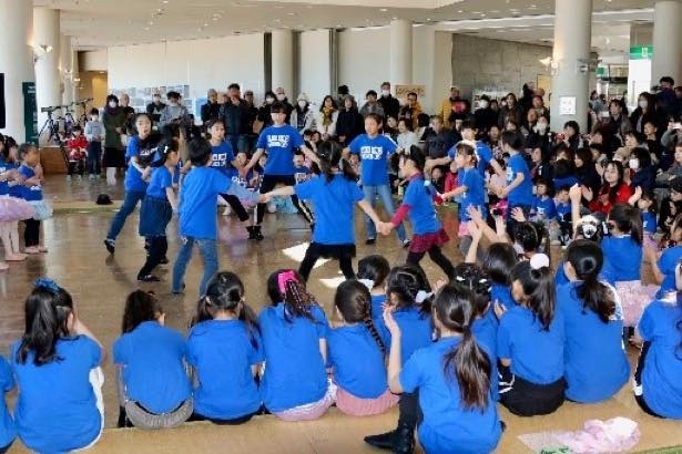 地元のダンススクールの子供たちによるダンスショーも実施