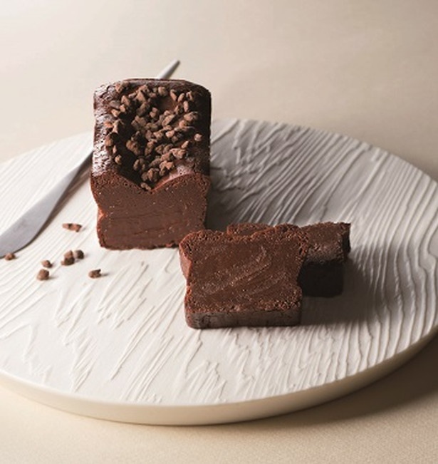 「chocolate(チョコレート)をphill(愛でる)」から名付けられたガトーショコラブランド「Chocolaphil」の「ガトーショコラ レクタングル」(1本 税込 2916円)