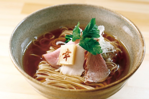 スープは最後まで飲み干せるほど旨みたっぷり「貝とアゴだしの醤油そば」(860円) / 麺家 幸先坂
