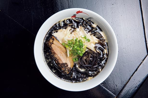 細麺とスープの絡み具合が抜群で、小気味よく食べ進めることができる「黒い鶏白湯 塩」