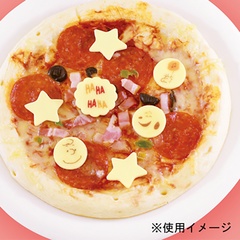 シンプルなピザも、「食べられるアート」をチーズに貼るだけで、一気に凝った印象に……！