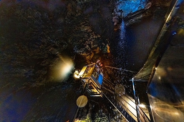 通路に屋根は設置されているが、水滴が落ちてくるので携帯などは要注意!