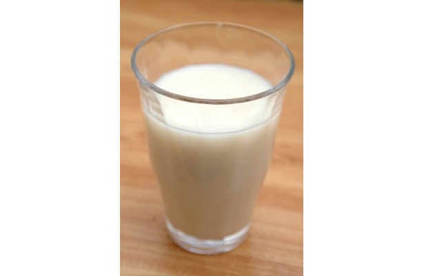 【写真】コップに入れると確かに白い！ 試飲詳細画像 