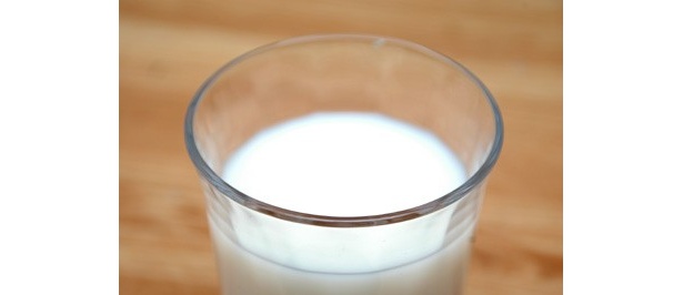 透明のコップに入れると、まるで牛乳のような白さ