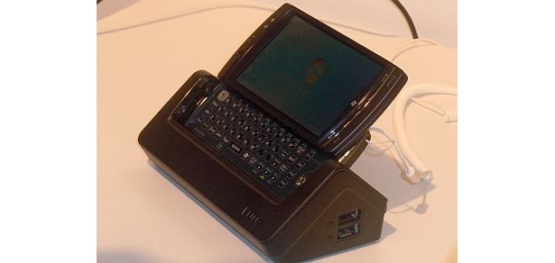 “手のひらサイズのパソコン”として登場した「Windows 7ケータイ F-07C」