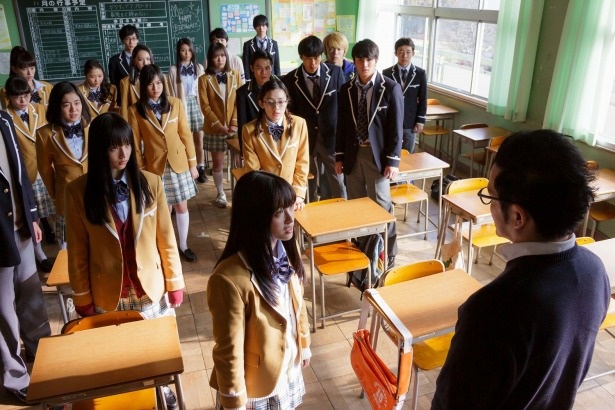 突如、担任教師、下部(中村獅童)によって自殺催眠をかけられた36人の生徒たち