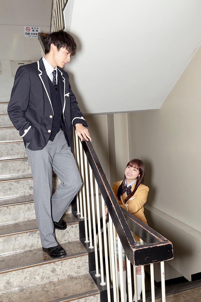 【写真を見る】橋本環奈と小関裕太のナチュラルな表情がたまらない!