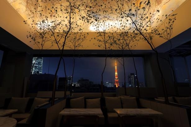 東京の夜景を観ながら食事やお酒を味わえる