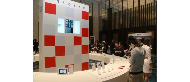 多くの見物客でにぎわう「INFOBAR A01」のタッチ＆トライ