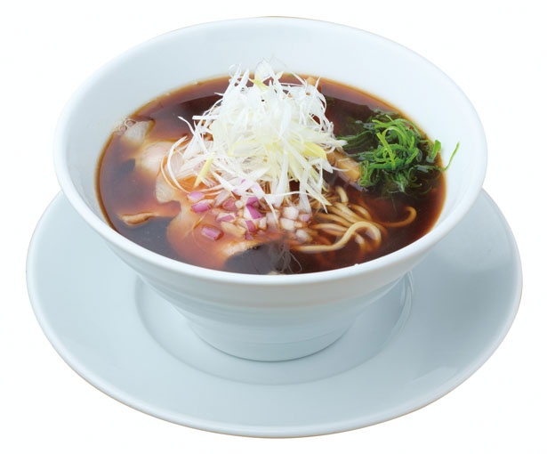 おすすめの「濃厚たまり中華そば」(800円)は、豚清湯スープがたまり醤油の旨味を引き立てる1杯 / らーめん 許々屋