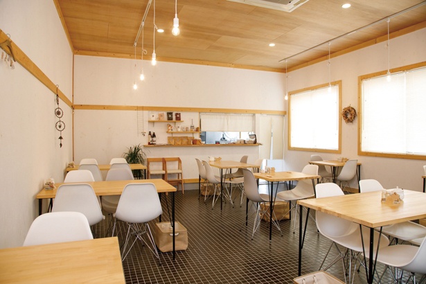 カフェのため、店内はおしゃれで入りやすい雰囲気だ。キッズスペースがあり子供連れにも優しい / minesora