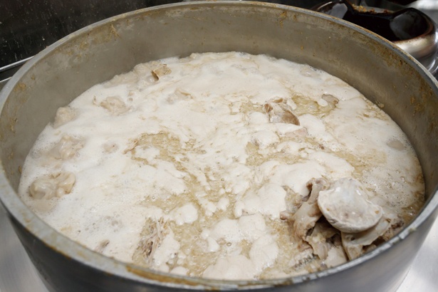 特注の羽釜で作る呼び戻しスープは、豚頭骨だけを使用することで臭みのない濃厚な旨味を引き出す / 久留米ラーメン 大幸