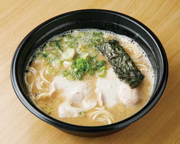 背脂が溶け込んだスープは、濃厚ながらもしつこさを感じない「ラーメン」(600円) / 久留米とんこつ とんぱ〜れ