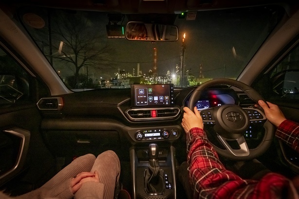 「RAIZEの助手席は、夜景も広範囲に見えて最高!」と笑顔のママ